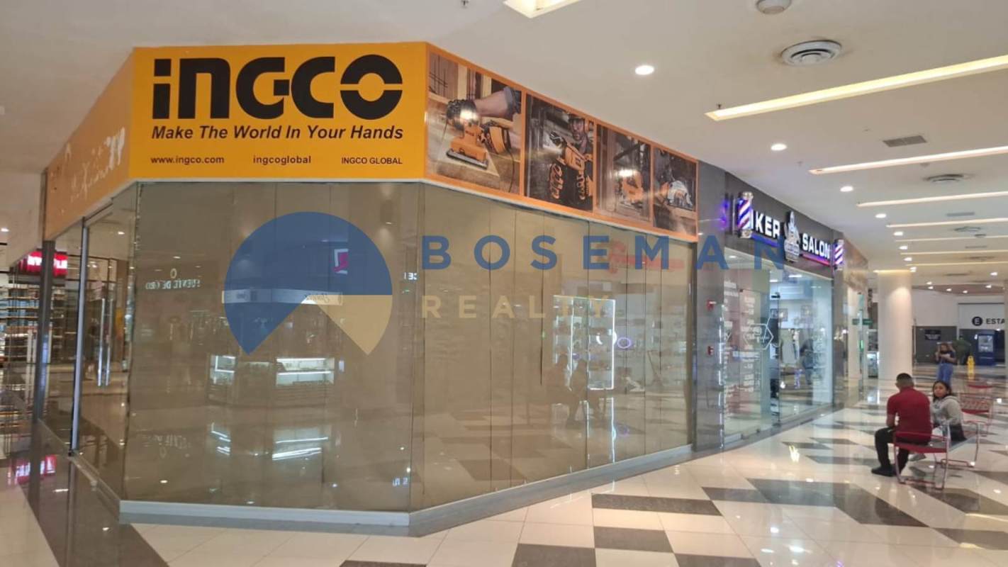 Corner retail unit with large glass exposure available for rent in El Dorado Mall Panama City