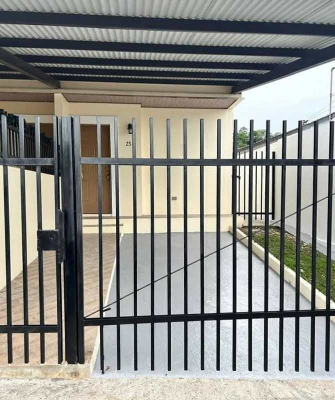 Large unfurnished bedroom with wardrobe and tiled floor in duplex house Betania Panama