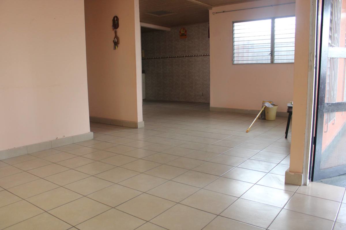 Open living area with window and tiled floor house for rent Pueblo Nuevo Panama
