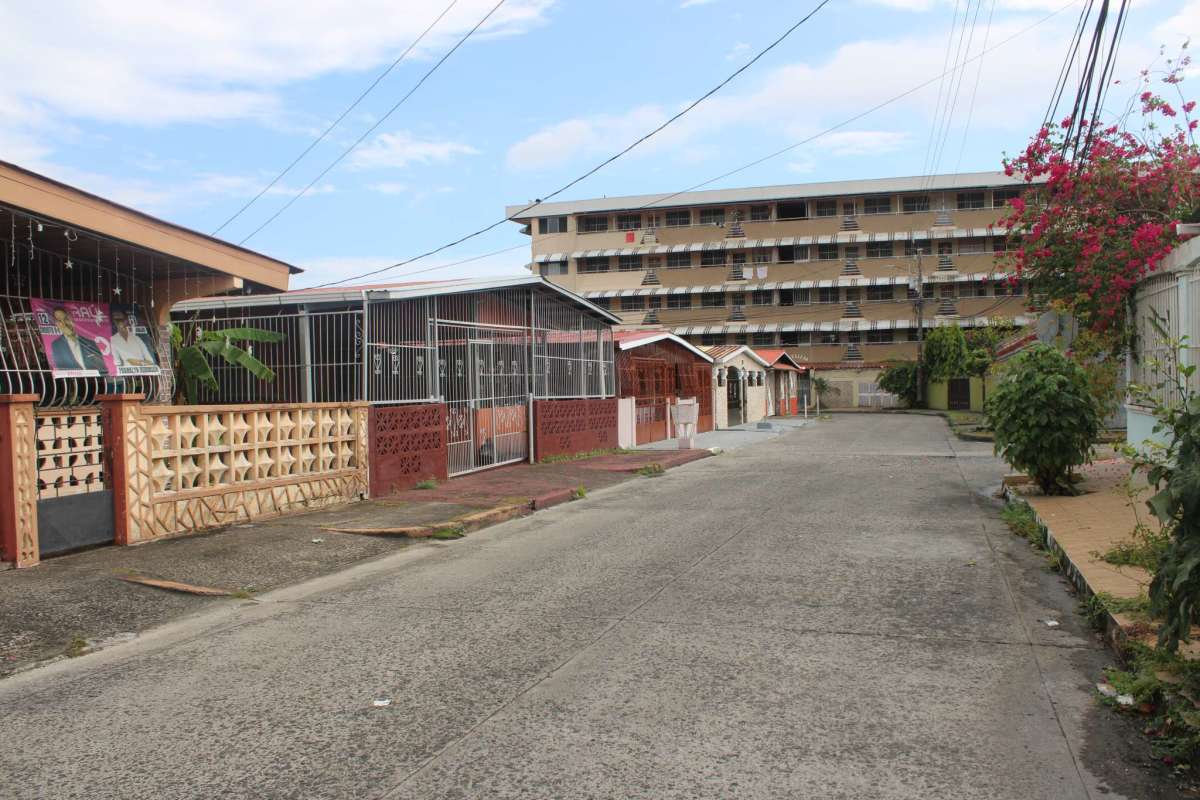 Compact bedroom or office with louvered window and built-in closet Pueblo Nuevo Panama