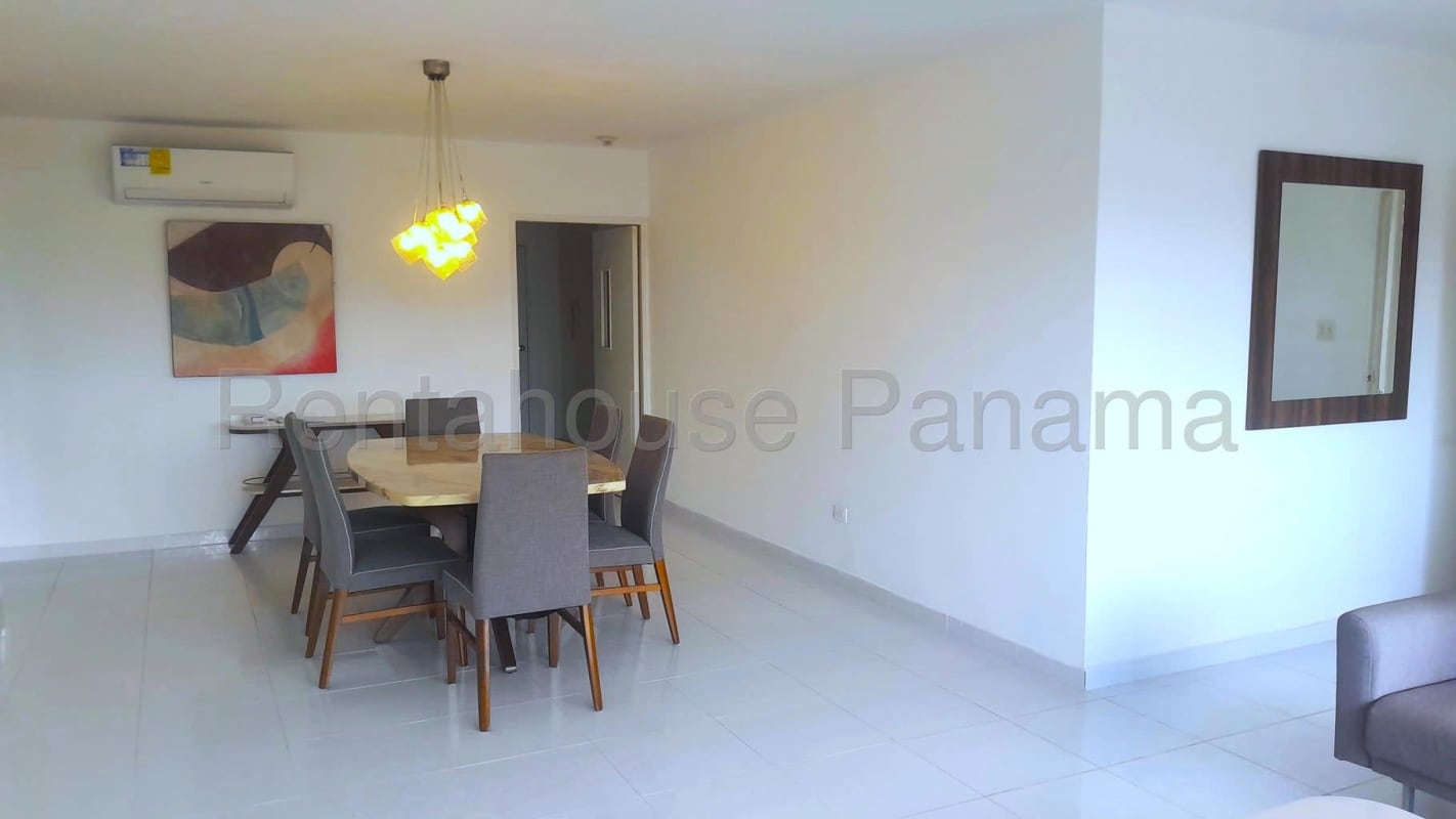 Master bedroom with ensuite bathroom, built-in closet, AC in PH Country Park, Panama City