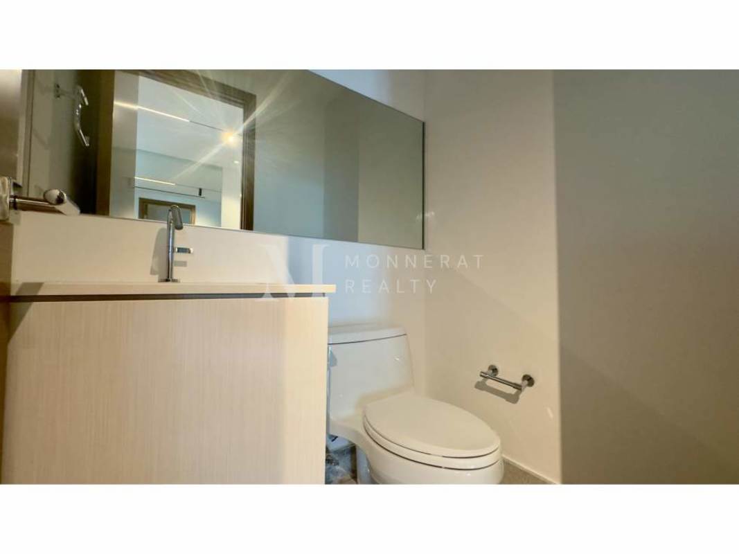 Contemporary bathroom with marble, vanity, mirror in PH Empire Santa María luxury tower Panama