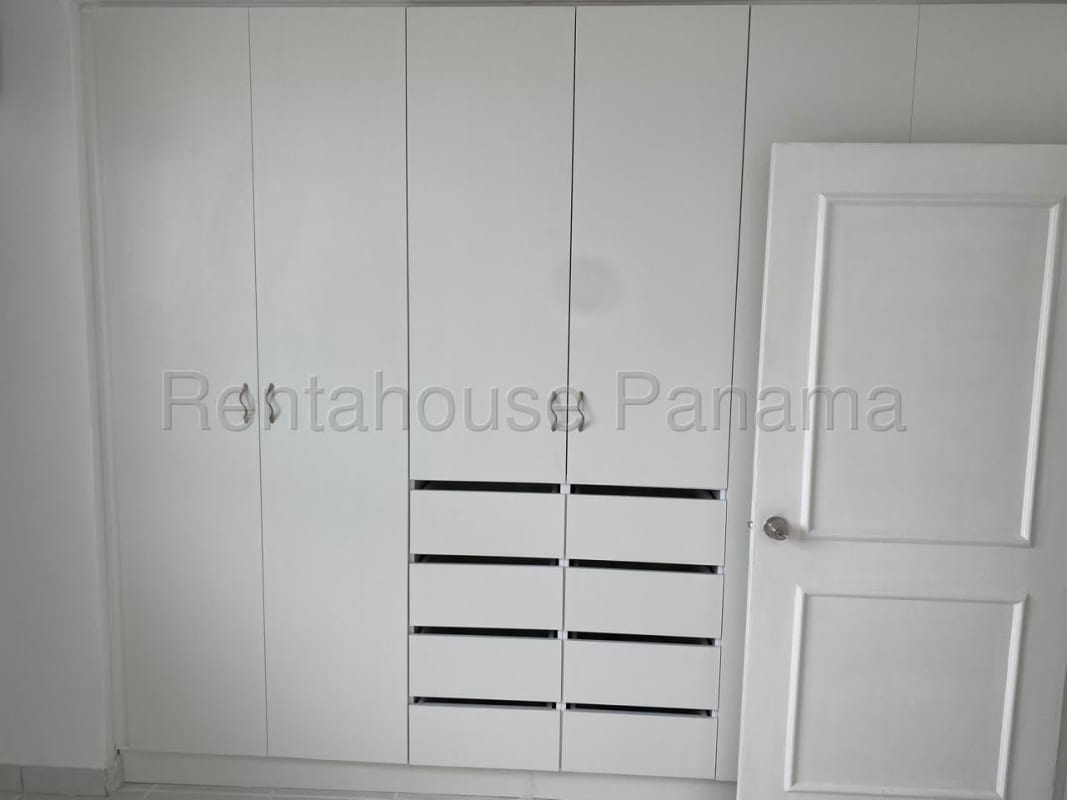 Laundry area with sink, window and storage in Marbella PH Torres del Pacífico