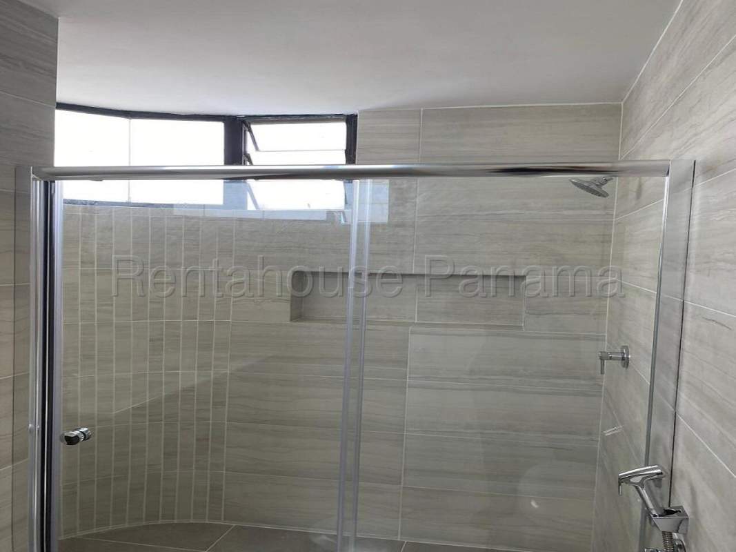 Bright bedroom with large windows and en-suite bathroom in Marbella, PH Torres del Pacífico Panama