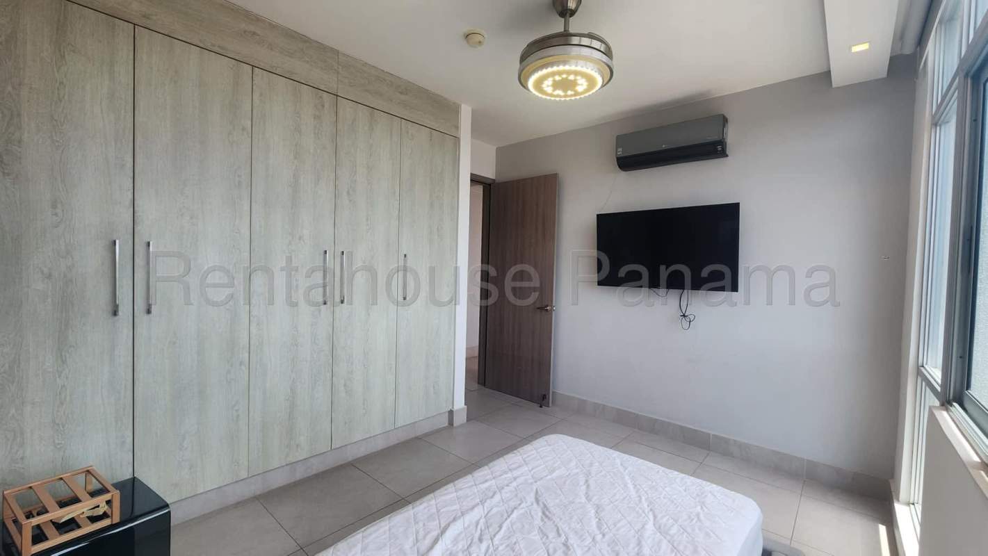 Kitchen with granite countertops, stainless appliances, breakfast bar PH Pacific Hills Elite Dos Mares Panama