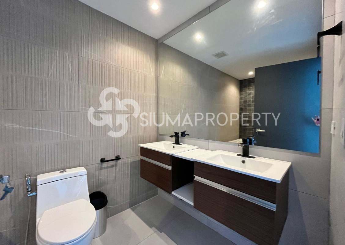 Minimalist kitchen with center island, white cabinetry, city views in PH BICSA Avenida Balboa