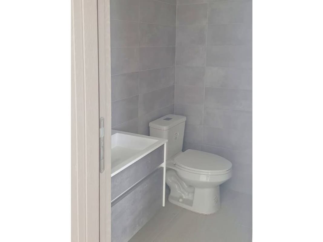 Secondary bathroom featuring modern fixtures in PH Urbana Obarrio Panama City