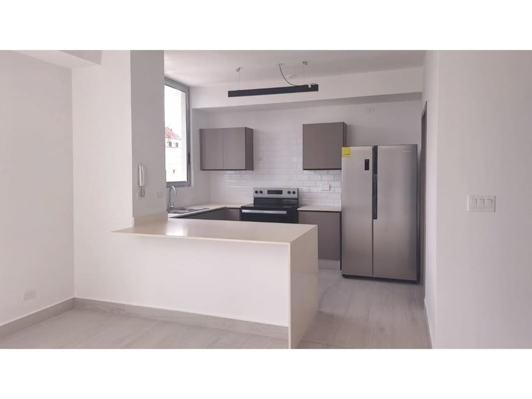 Spacious living and dining area with panoramic city views through large windows in PH Urbana Obarrio