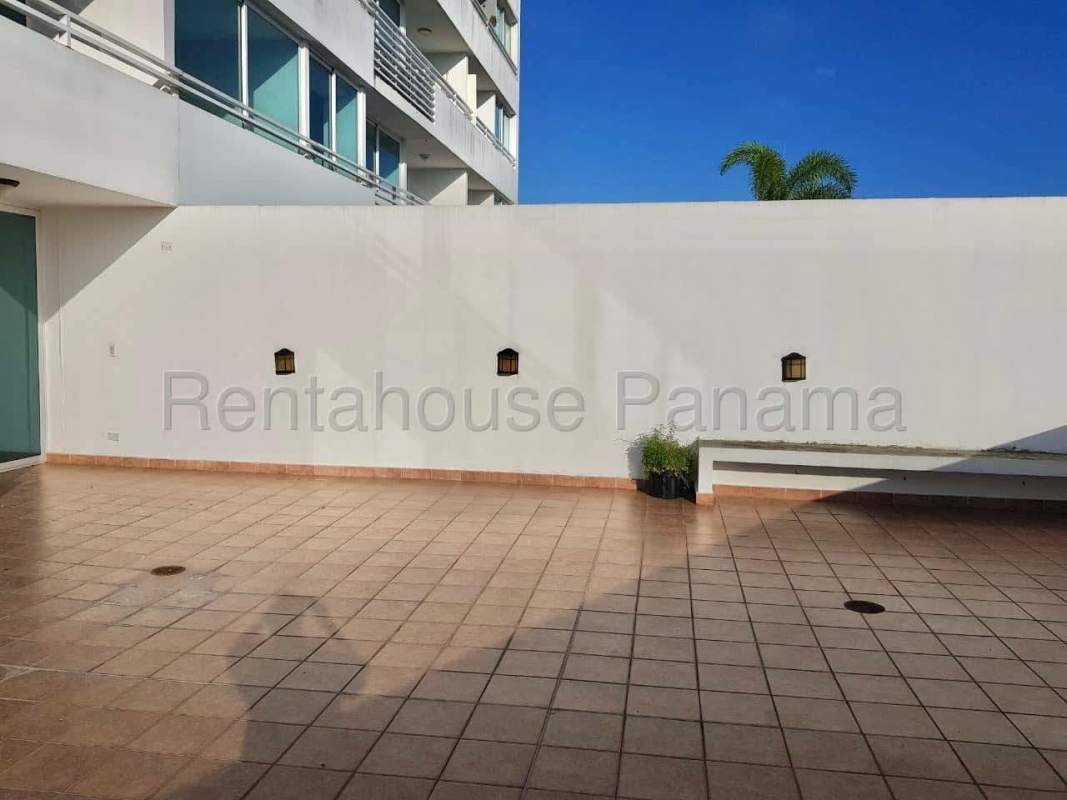 Expansive private terrace equipped with barbecue grill at PH Tee One Panama City