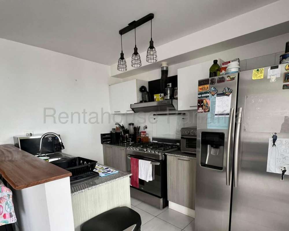Bright home office with modern desk and shelving PH Metropolitan Park Panama