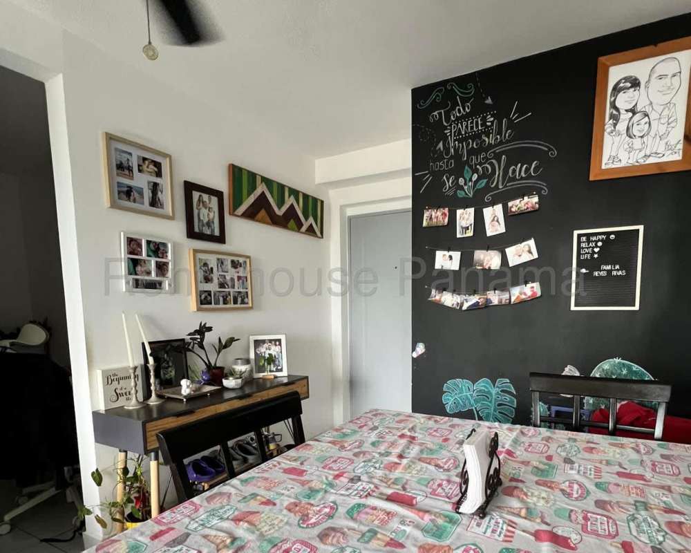 Bedroom featuring city view window and built-in closet in Metropolitan Park Panama apartment