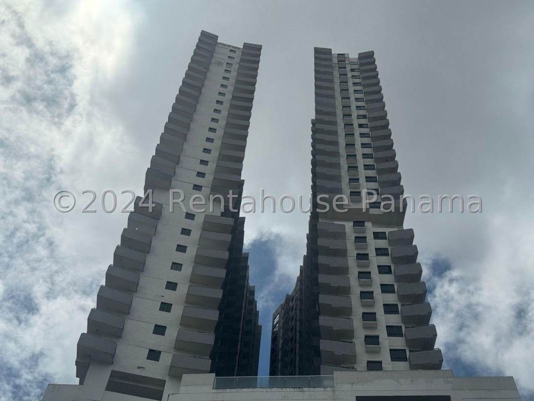 Twin high-rise towers with private balconies PH Worldwide Plaza on Vía España Panama
