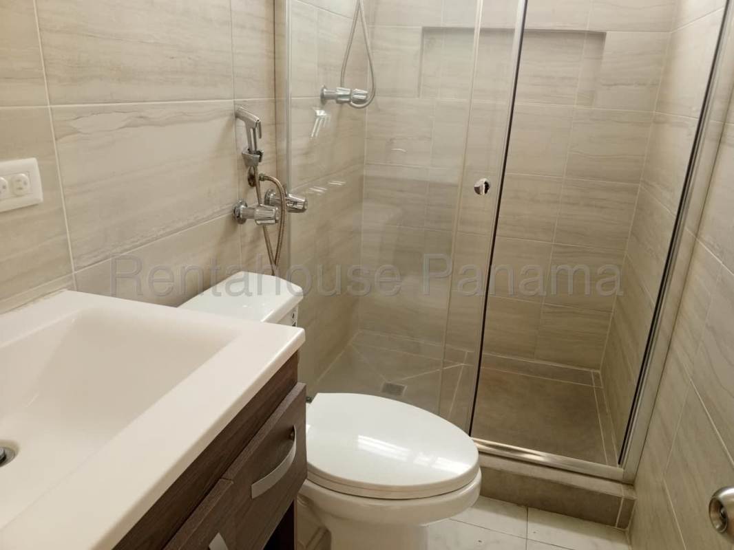 Outdoor swimming pool and recreational amenities PH Torres del Pacifico Panama City