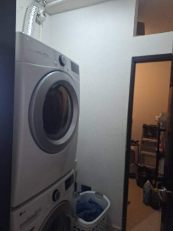 Master bedroom with floor-to-ceiling glass windows, AC, and skyline view PH Rivage Panama