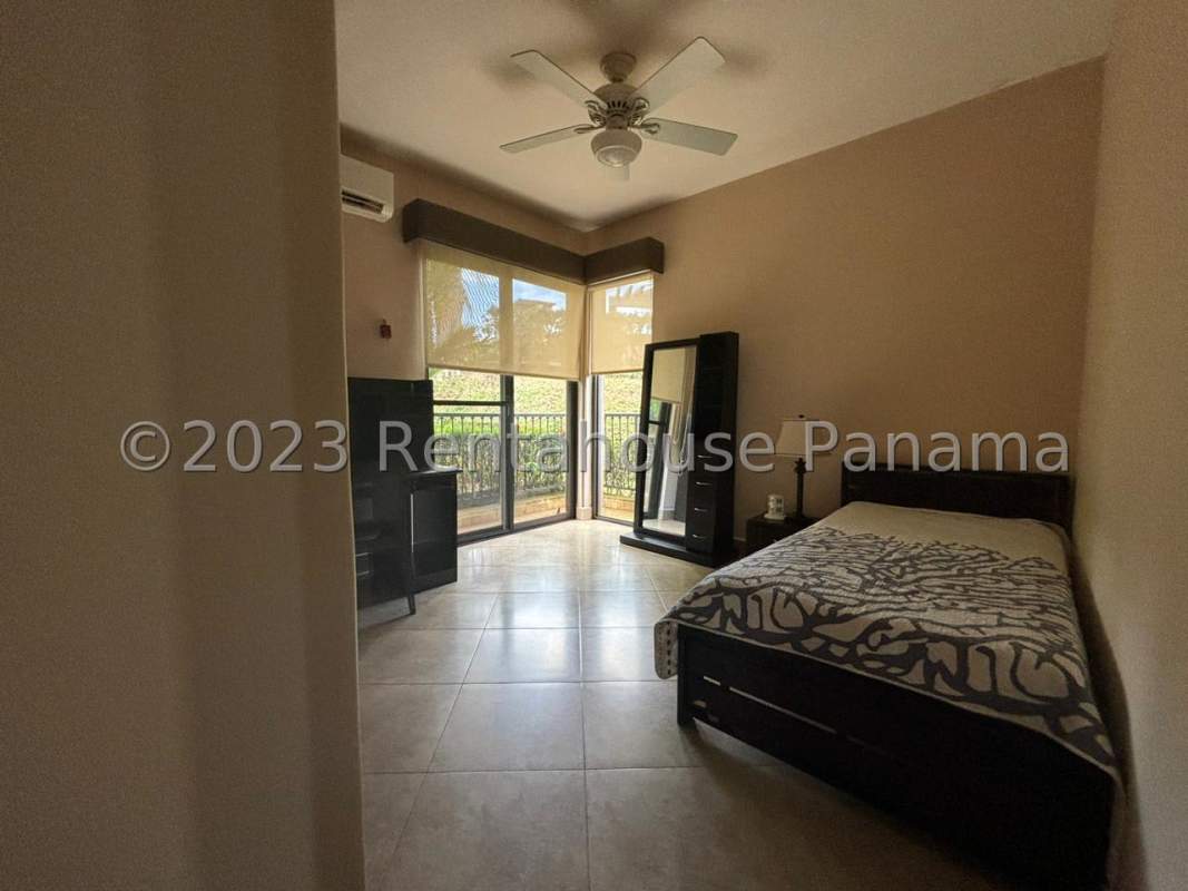 Bathroom with modern finishes glass shower and bathtub PH Embassy Club Clayton Panama