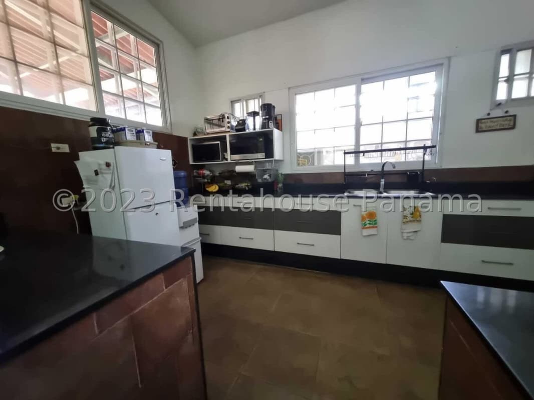 Bedroom with air conditioning, built-in closet, bright windows in Altos del Golf luxury residence