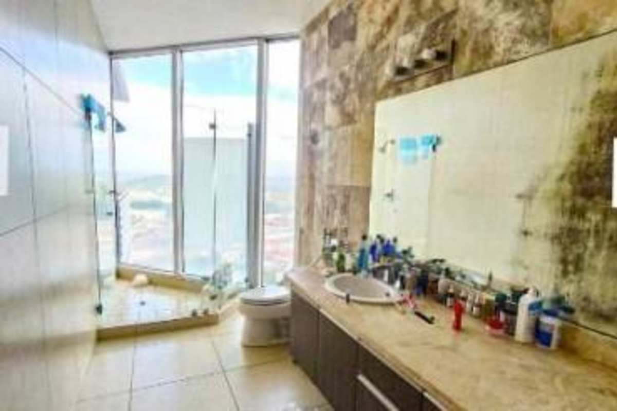 Bright dining room with ocean views through large windows in PH Rivage Avenida Balboa Panama