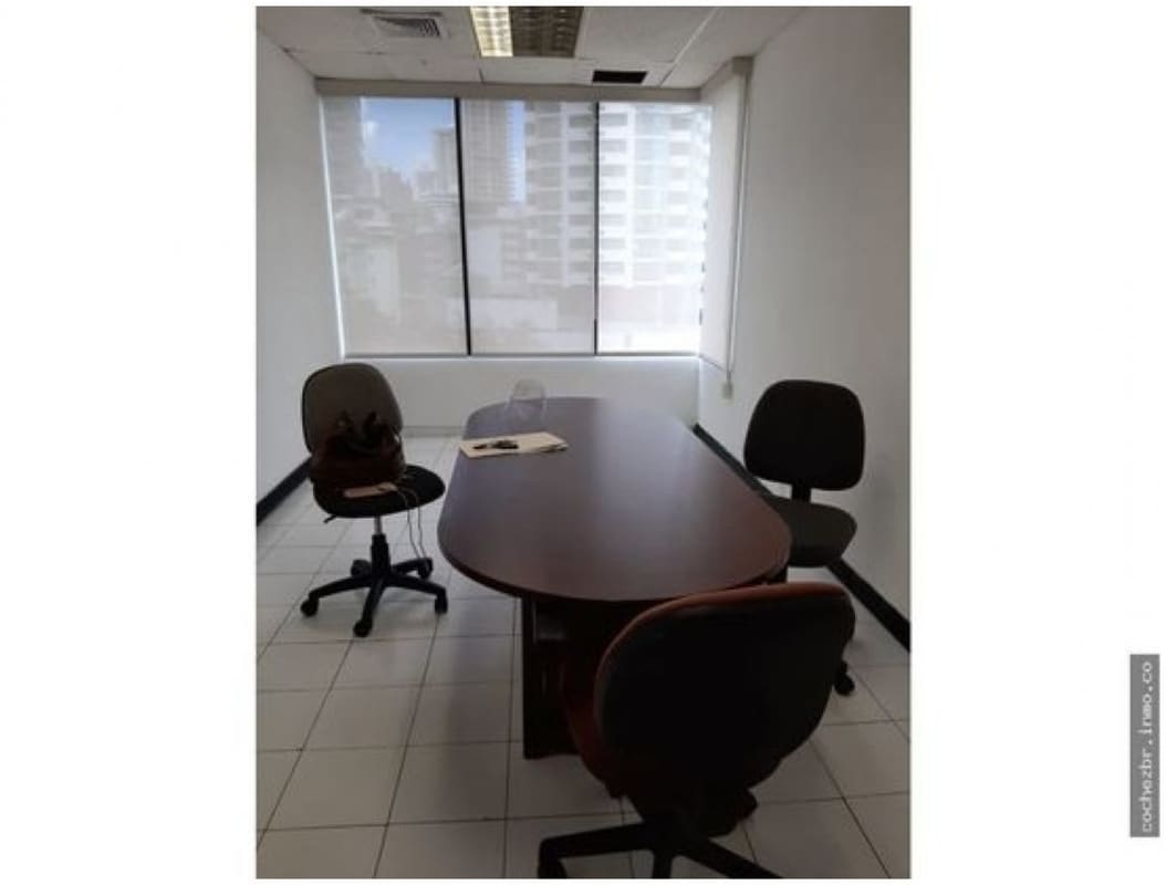 Small boardroom area with large windows and city skyline views inside PH Global Plaza Calle 50 Panama