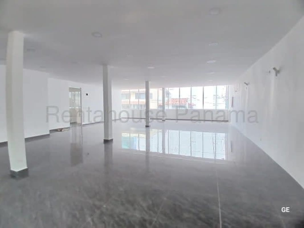 Wide street front glass façade commercial space for rent San Francisco Panama