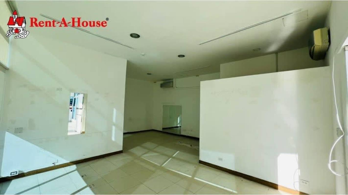 Spacious retail or office space with natural lighting and tiled flooring in San Francisco Panama