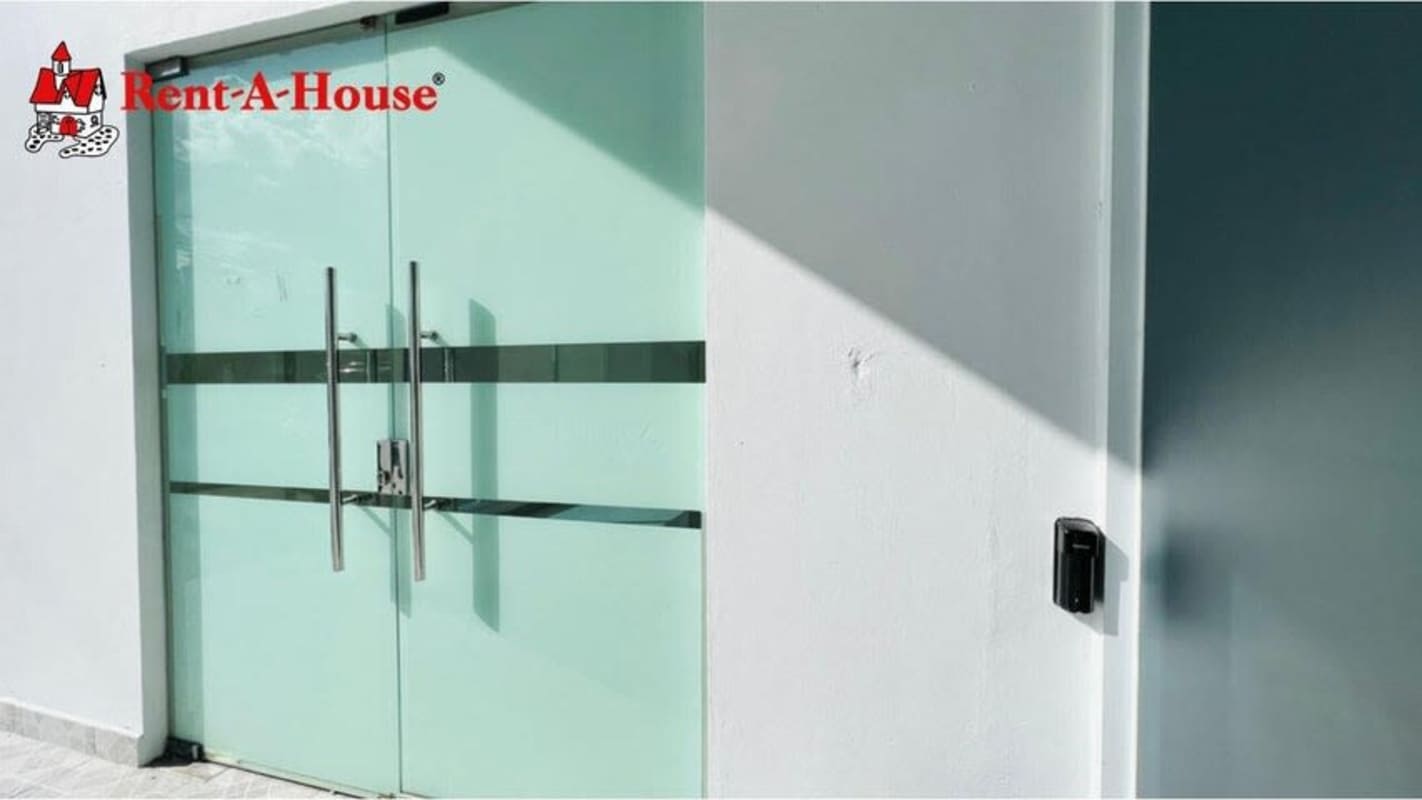 Commercial Retail Space Calle 50 San Francisco