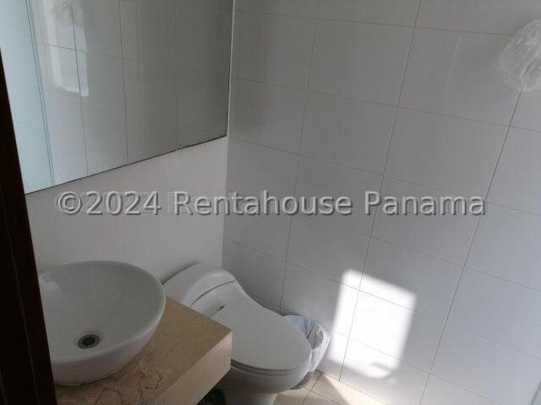 Bathroom with shower, modern finishes and vanity in PH Bahía del Golf Panama City