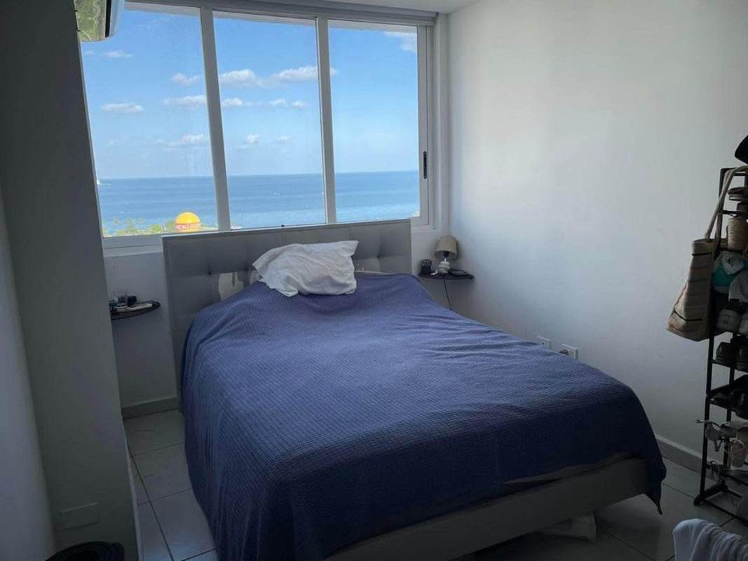 Bright bedroom with large ocean-view window, minimalist décor in PH Bay View Avenida Balboa.