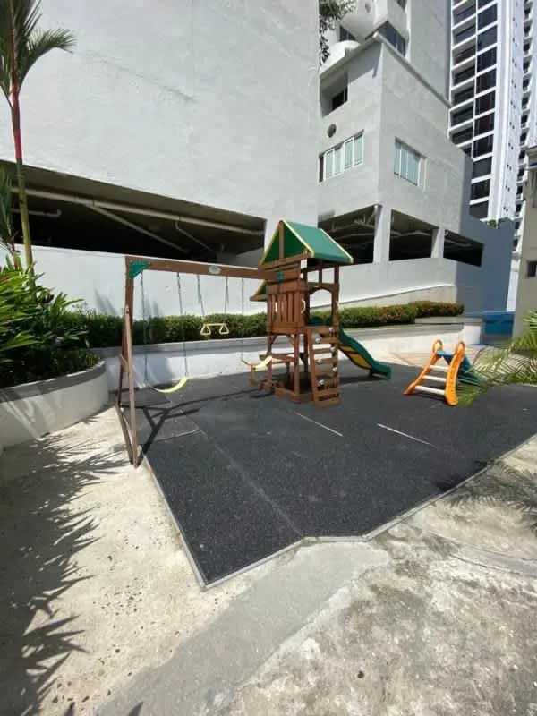 Infinity rooftop pool skyline view PH Solaris Panama