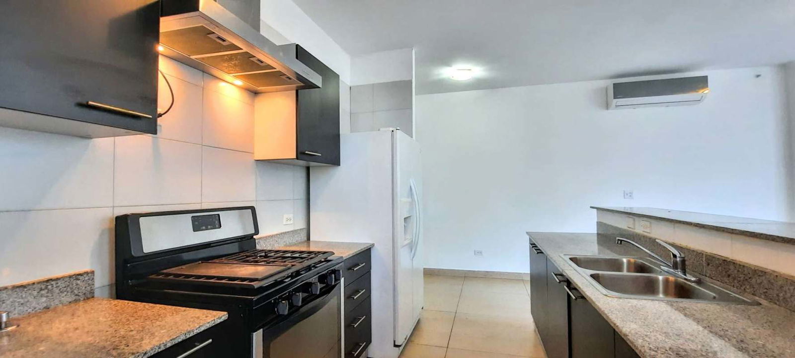 Master bedroom suite with ocean view and balcony Vista del Mar Panama