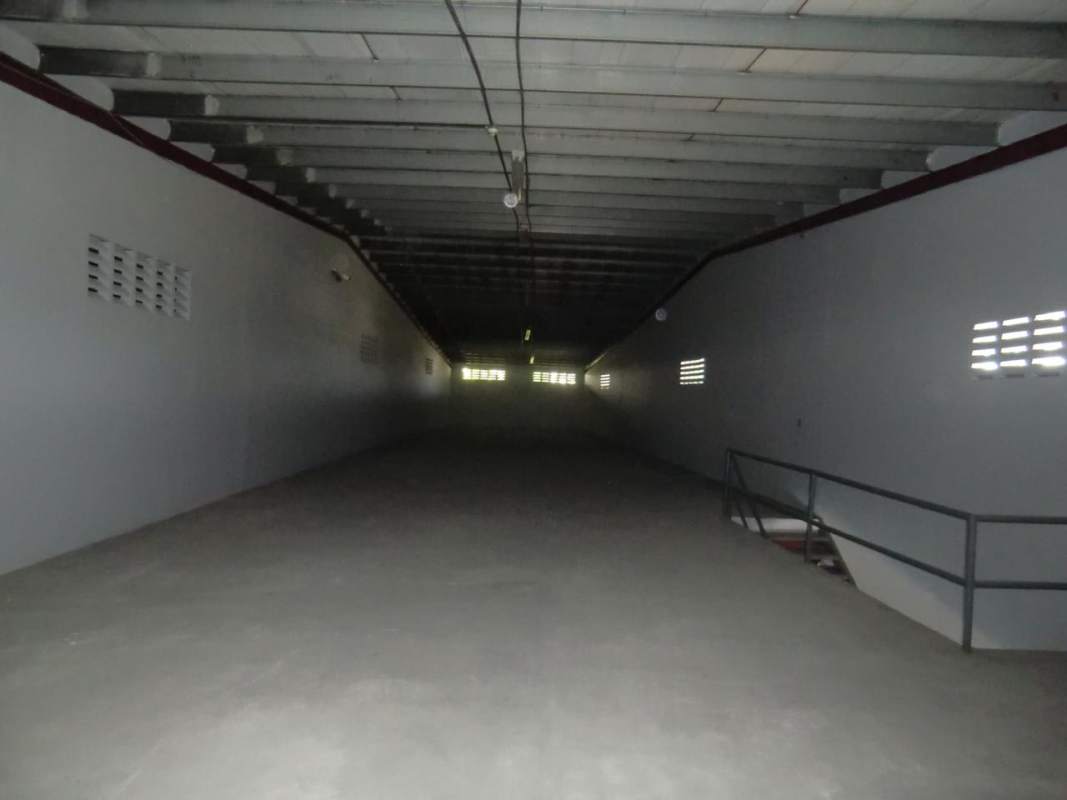 Large empty industrial warehouse space with concrete floors and ventilation blocks in Galeras Balzac Juan Díaz Panama