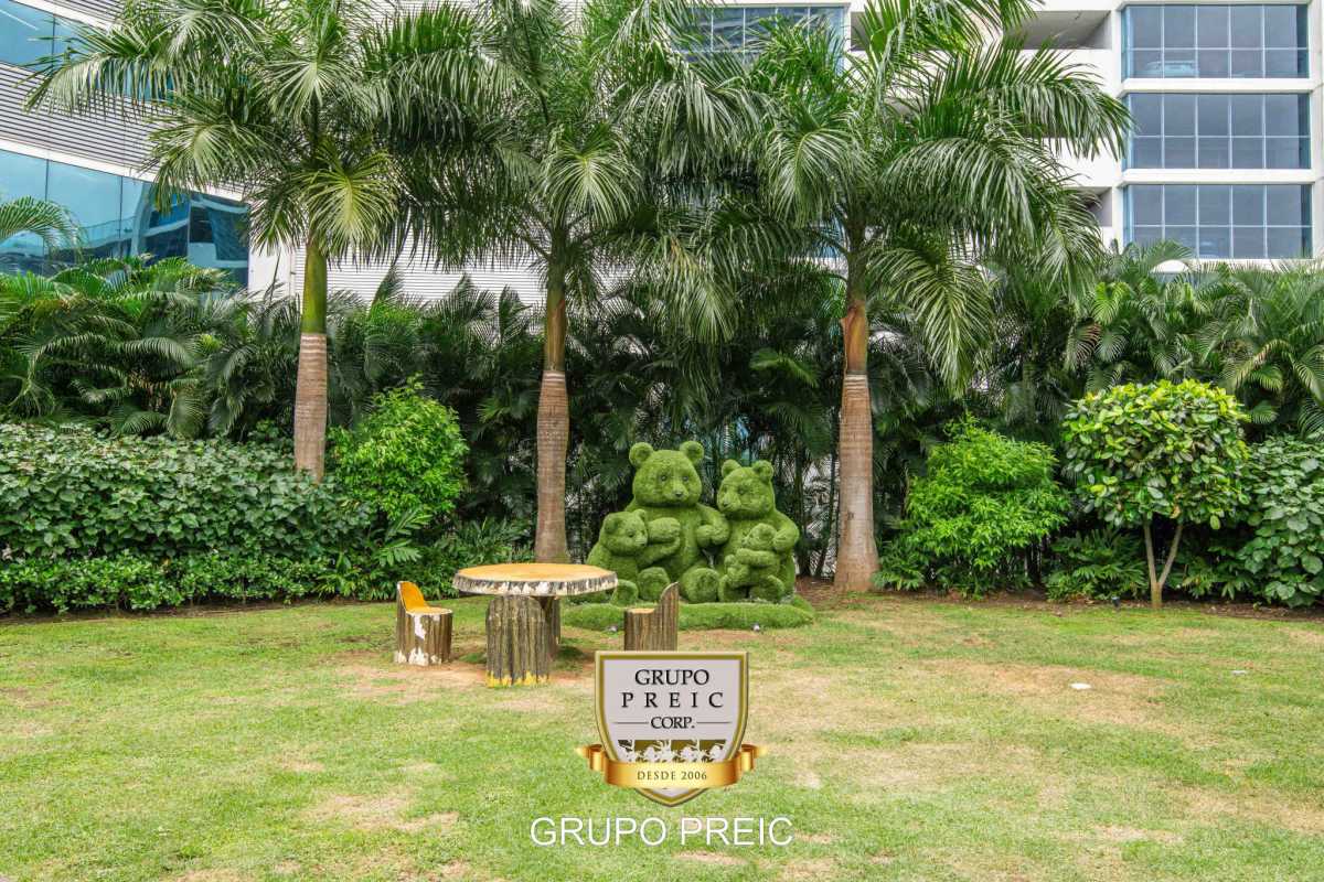 Resort style outdoor pools surrounded by gardens at PH The Regent Panama