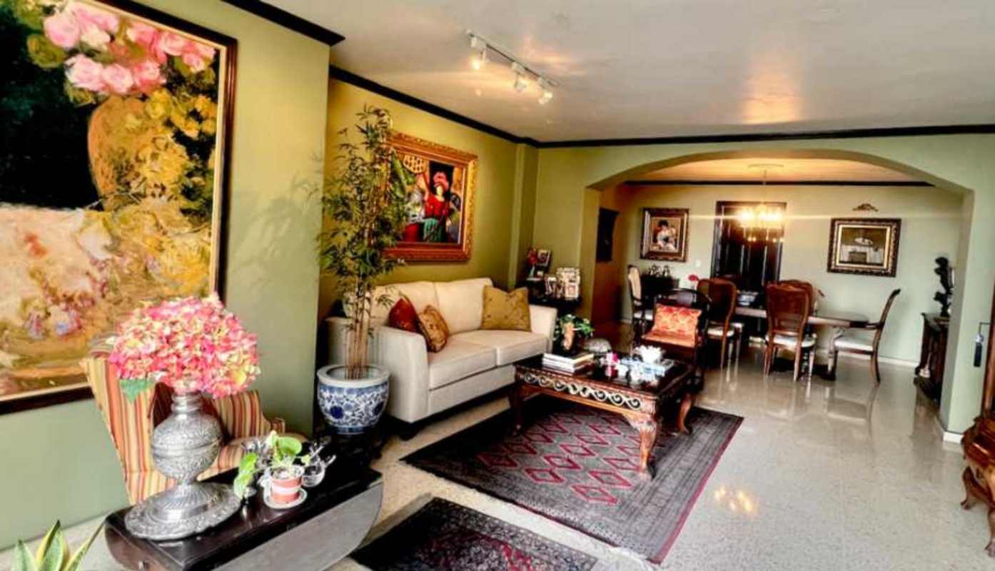 Bedroom with large window city view PH Vista Bella Plaza Marbella Panama