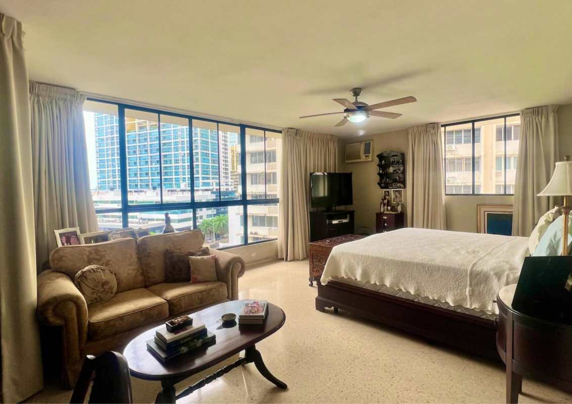 Spacious bathroom with double sink PH Vista Bella Plaza Marbella Panama