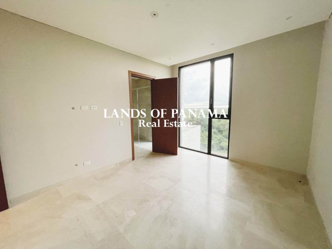 Luxury 4BR Apartment with Terrace in Santa Maria Golf Club