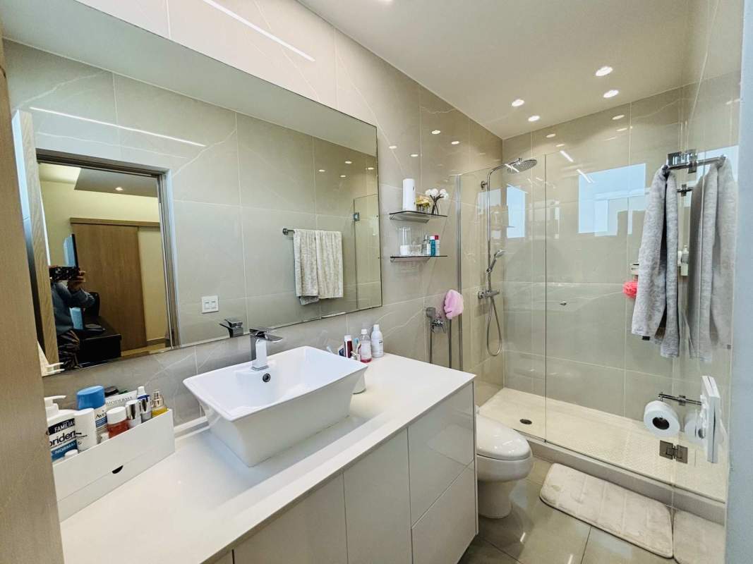 Modern bathroom with glass-enclosed shower, chrome fixtures in Quartz Tower Coco del Mar Panama