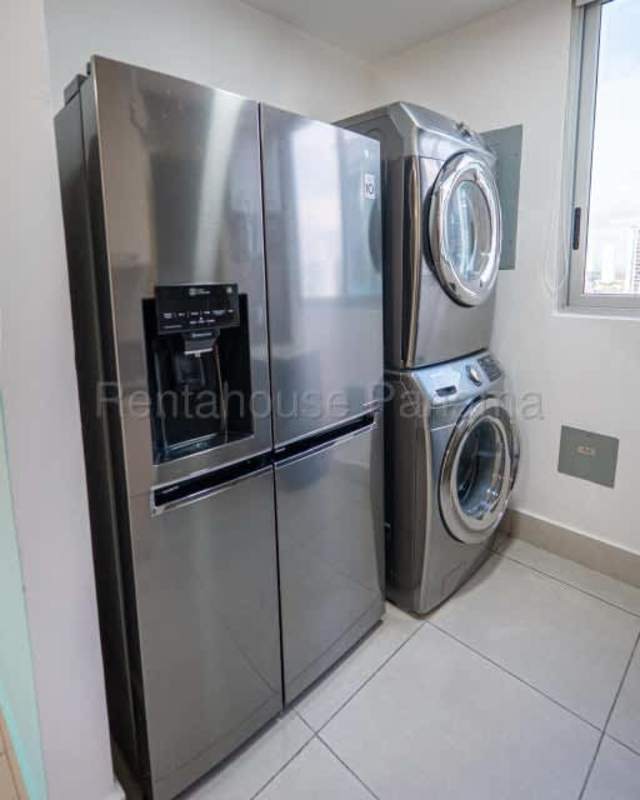 Bedroom with large windows overlooking skyline, AC and closet at Sortis Panama City