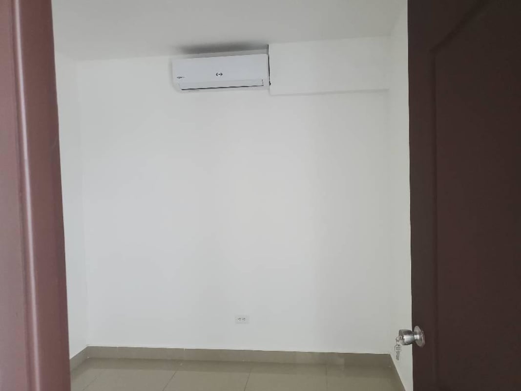 Second bedroom with closet and window PH Bay View Panama