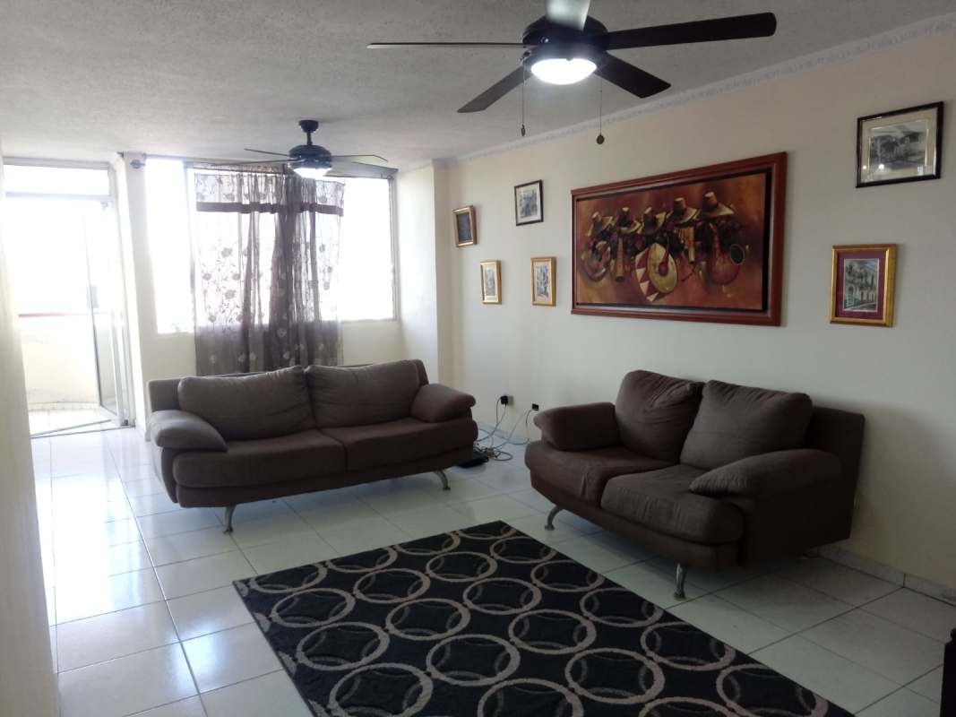 Bedroom with city view window, porcelain floors and AC in PH El Cangrejo Residences