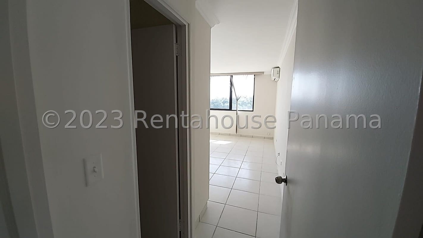 Bedroom with built-in closet ceramic floor PH Villa de las Fuentes Betania Panama City