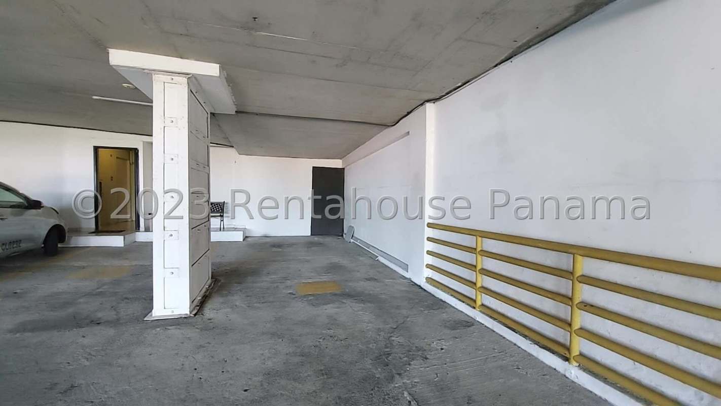 Bedroom with ceramic floor and wardrobe PH Villa de las Fuentes Panama
