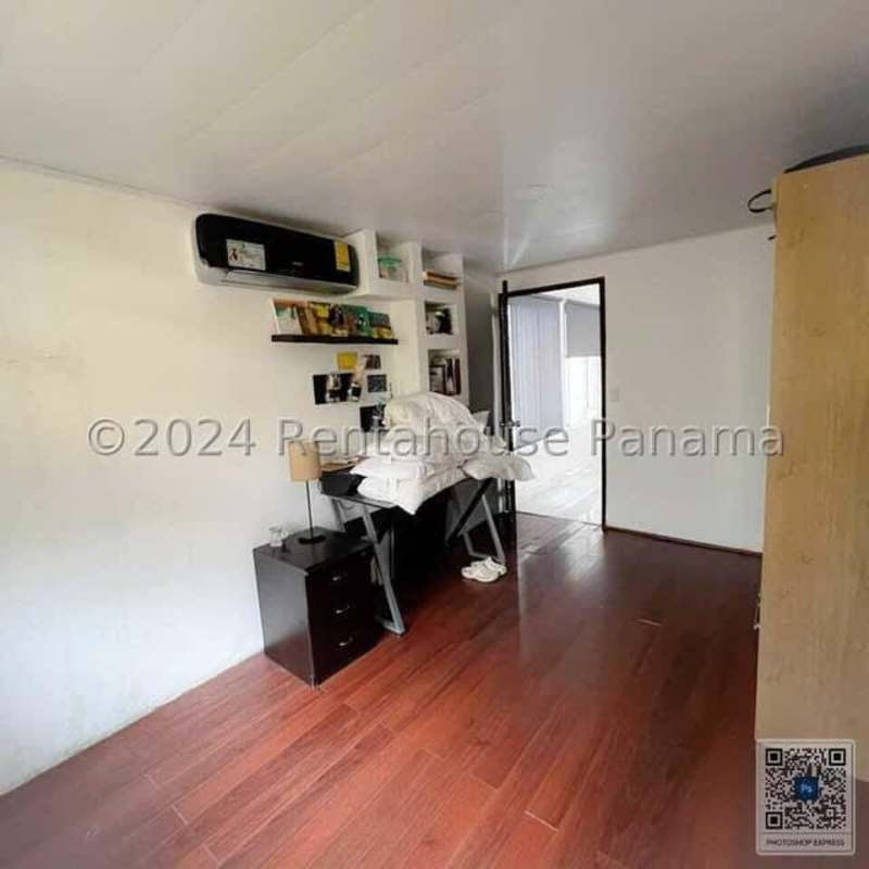 Bedroom with wood flooring, ceiling fan and wardrobe in Chanis Panama house