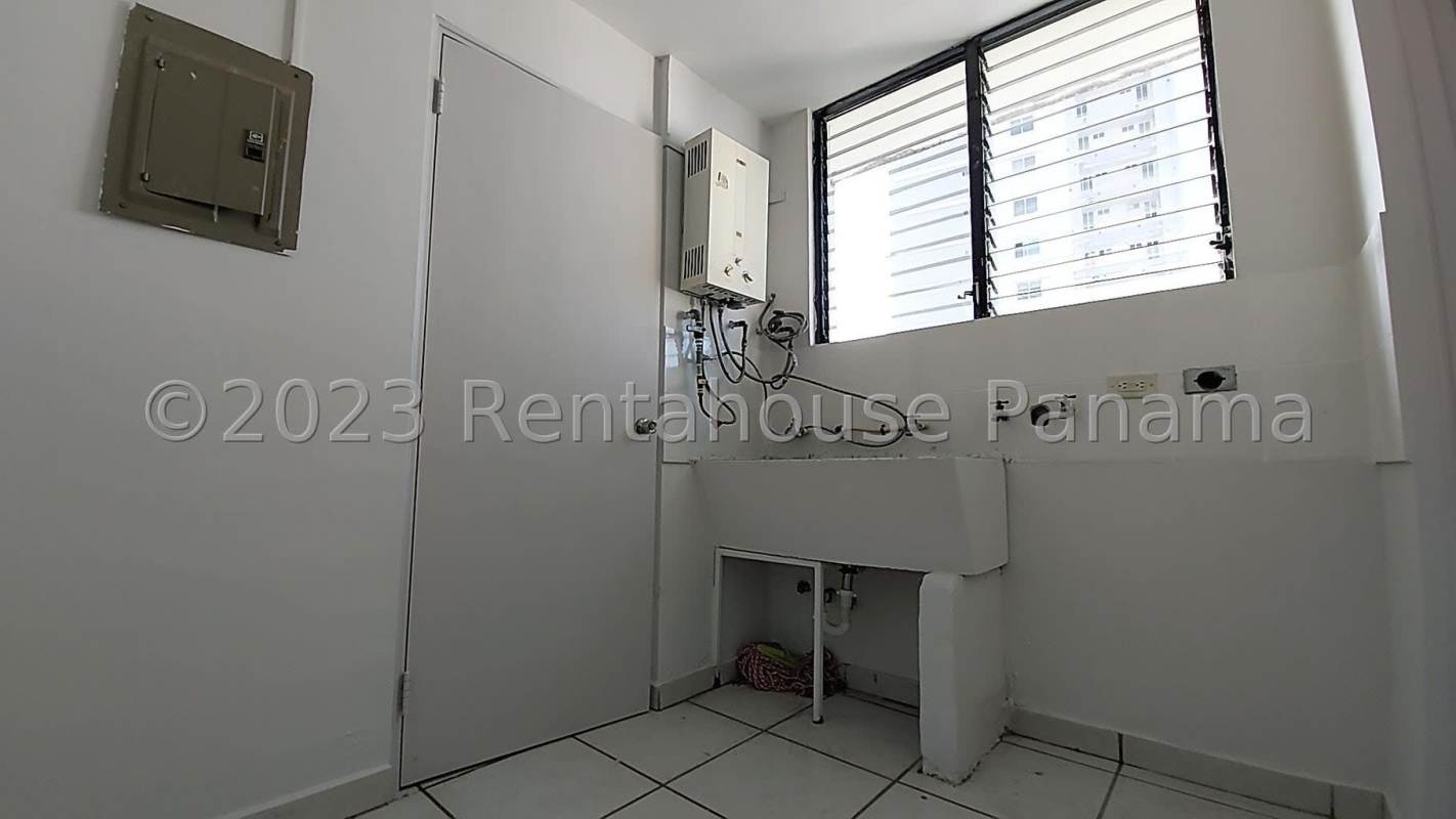 Bathroom with shower, pedestal sink and tile at PH Villa Las Fuentes Panama