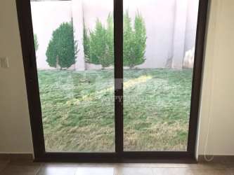 Contemporary kitchen with ample cabinets in Residencial Cubitá home