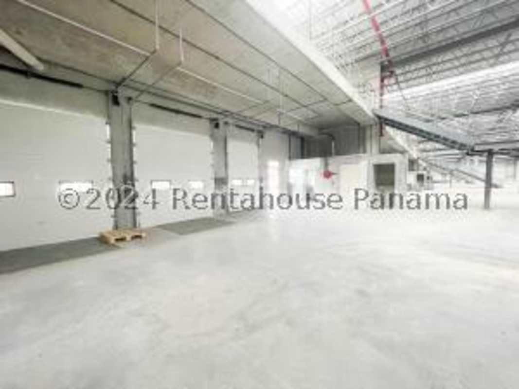 Open-span industrial warehouse interior with high ceilings at PH South Park Don Bosco ideal for storage or manufacturing