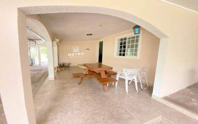 Lakefront house with garden and driveway in lakeside La Represa Colón Panama