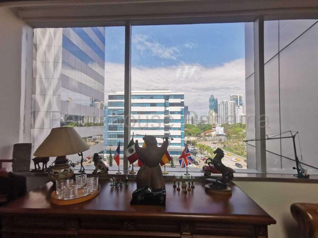 Boardroom with large table, leather chairs, and bright lighting in Punta Pacifica office for rent