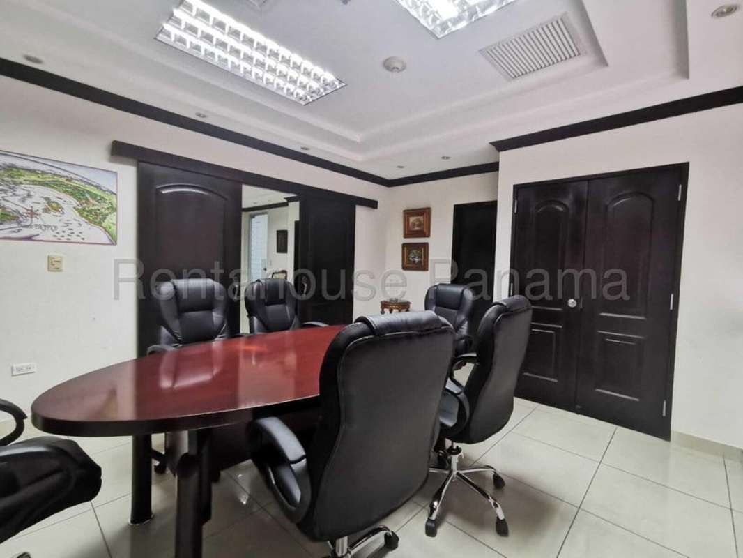 Bright office corridor connecting different private rooms in Torre Las Americas Punta Pacifica