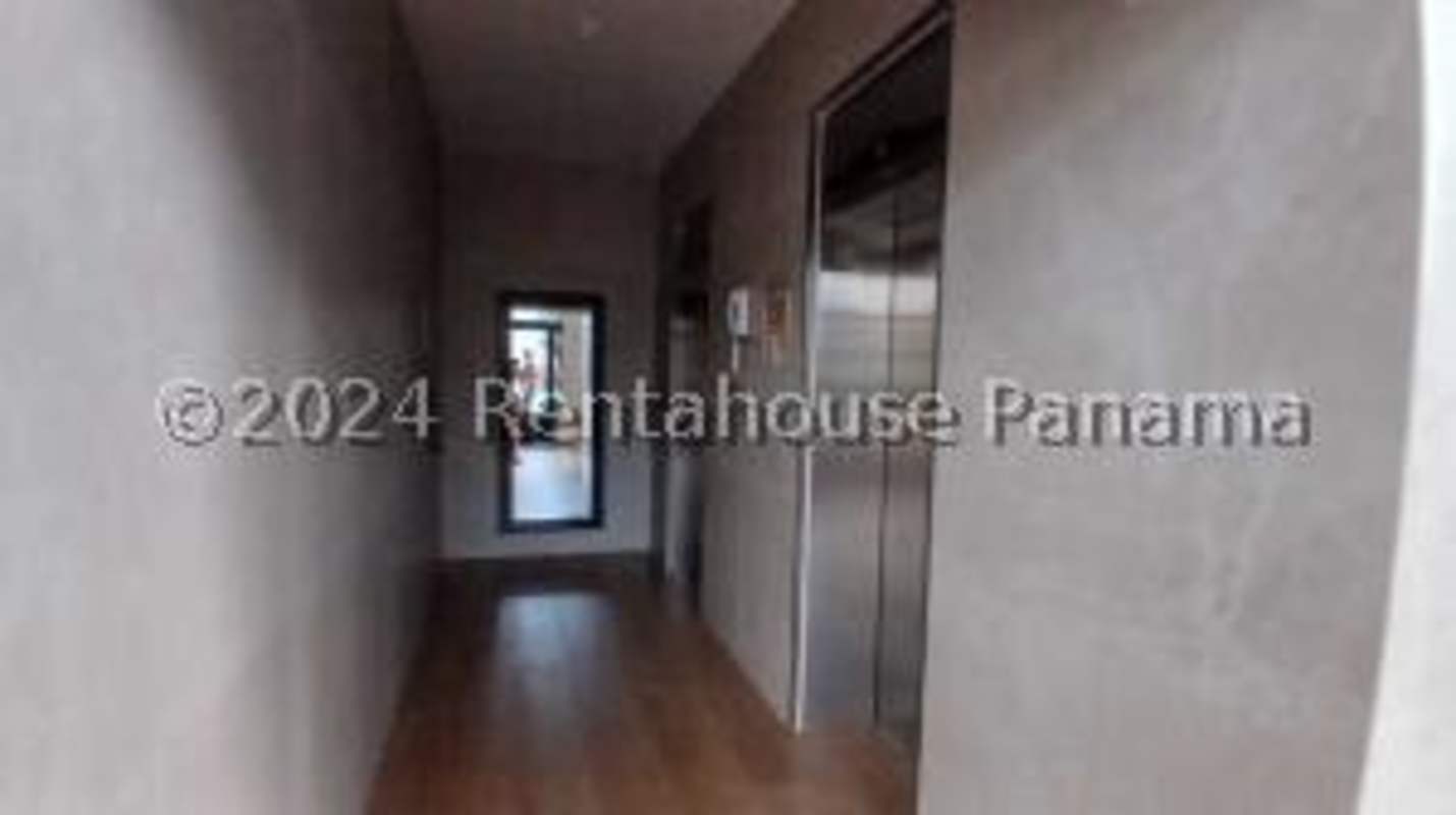 Swimming pool with loungers PH Country Club Panama