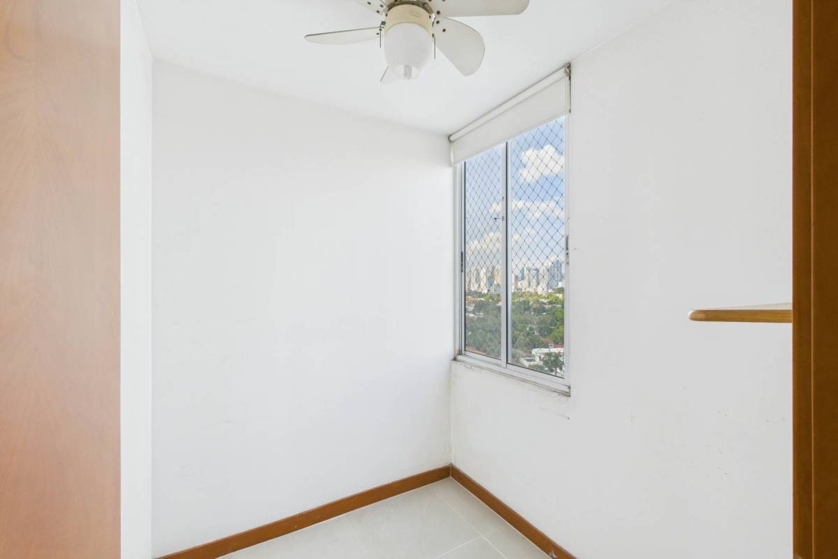 Small versatile room with city views and ceiling fan in Bahia del Golf Coco del Mar