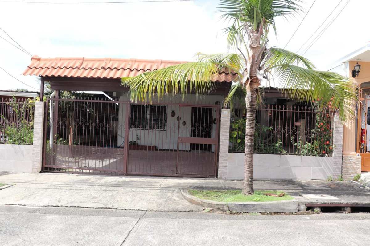 Single-story house façade with gated garden and palm tree Punta del Este Tocumen Panama